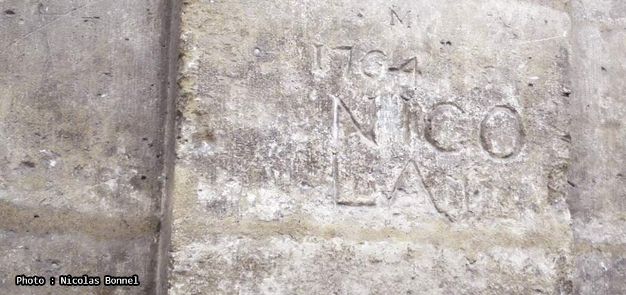le-plus-vieux-graffiti-de-paris-restif-de-la-bretonne-place-vosges